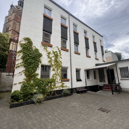 Blick auf unser Gebäude - im Hintergrund die Katharienkirche