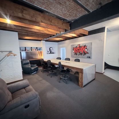 Innenbereich mit Blick auf den Arbeitsbereich